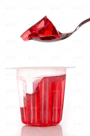 عکس با کیفیت ژله قرمز در حال برداشته شدن با قاشق